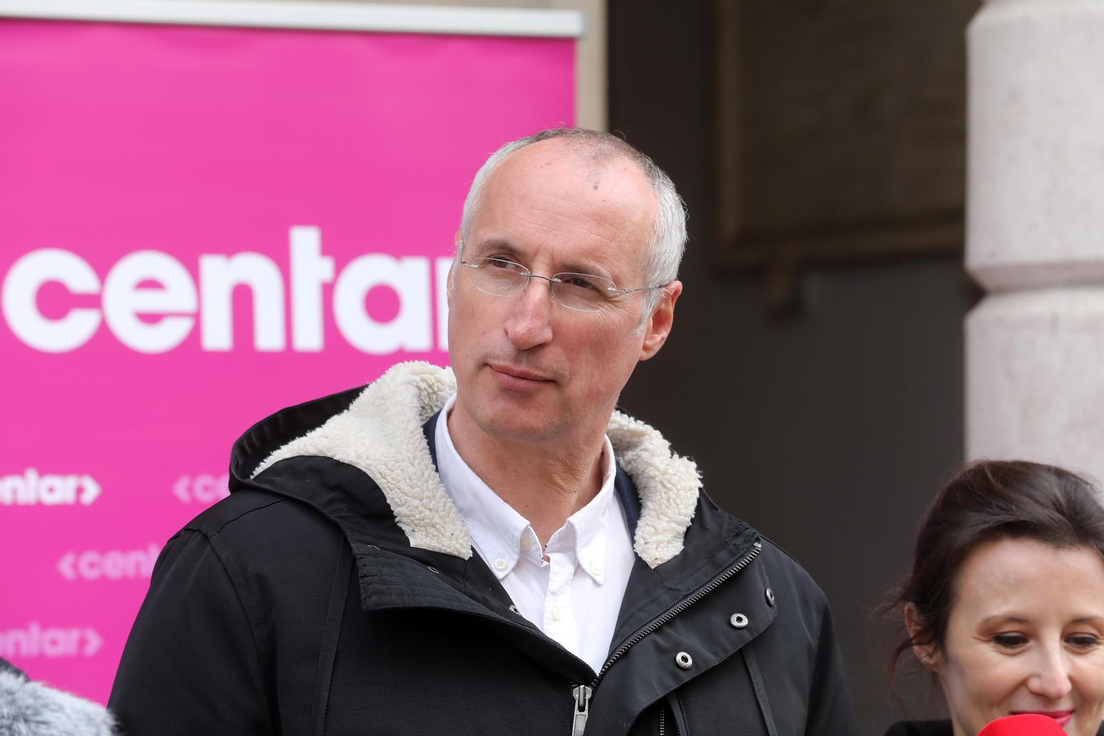 29.01.2022., Rijeka - Splitski gradonacelnik Ivica Puljak sa politickim partnerima na Korzu je odrzao konferenciju za medije na kojoj je komentirao najnoviji popis stanovnistva i smanjenje broja stanovnika Hrvatske. Photo: Goran Kovacic/PIXSELL