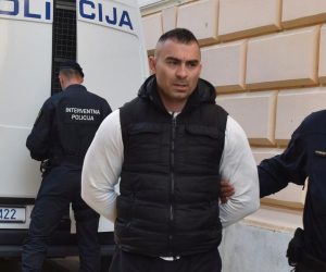 Zadar: Privođenje Darka Kovačevića, Daruvarca sucu istrage 31.03.2019., Zadar - Privodjenje Darka Kovacevica, Daruvarca iz policijske postaje sucu istrage. rPhoto: Hrvoje Jelavic/PIXSELL