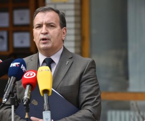 04.03.2022., Zagrebi - Obilazak motela Plitvice u kojemu su smjestene izbjeglice iz Ukrajine. Ministar zdravstva Vili Beros Photo: Davorin Visnjic/PIXSELL