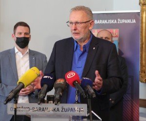 05.03.2022., Osijek - Potpredsjednik Vlade RH i ministar unutarnjih poslova Davor Bozinovic sa zupanom Ivanom Anusicem, gradonacelnikom Osijeka Ivanom Radicem te nacelnikom Stozera CZ OBZ i zamjenikom zupana Matom Lukicem  obisao je Prihvatni centar za izbjeglice u Sportskoj dvorani Jug 2 u Osijeku. Photo: Dubravka Petric/PIXSELL