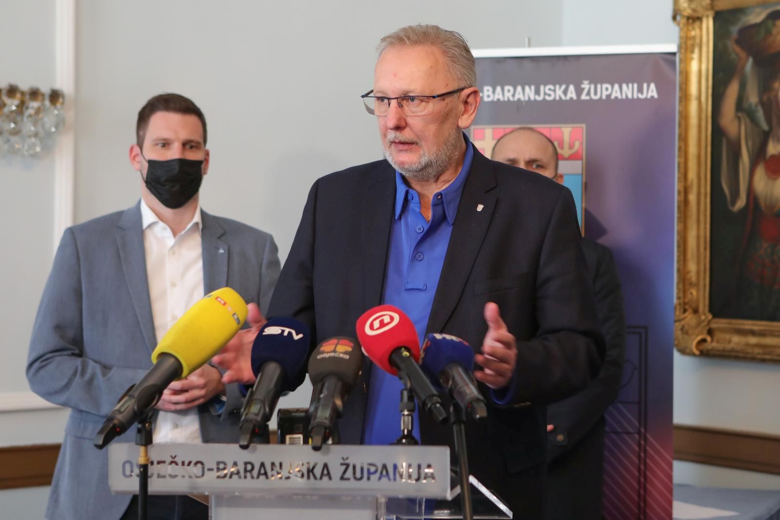 05.03.2022., Osijek - Potpredsjednik Vlade RH i ministar unutarnjih poslova Davor Bozinovic sa zupanom Ivanom Anusicem, gradonacelnikom Osijeka Ivanom Radicem te nacelnikom Stozera CZ OBZ i zamjenikom zupana Matom Lukicem  obisao je Prihvatni centar za izbjeglice u Sportskoj dvorani Jug 2 u Osijeku. Photo: Dubravka Petric/PIXSELL