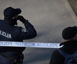 11.03.2022., Zagreb - Policija provodi ocevid nakon pada objekta iz zraka na Jaraunu, a policija je potvrdila da je pronadjen krater te dva padobrana. Policijski sluzbenici osigurali su uzu i siru zonu mjesta dogadjaja gdje se obavlja ocevid uz sudjelovanje svih nadleznih sluzbi. Photo: Igor Soban/PIXSELL
