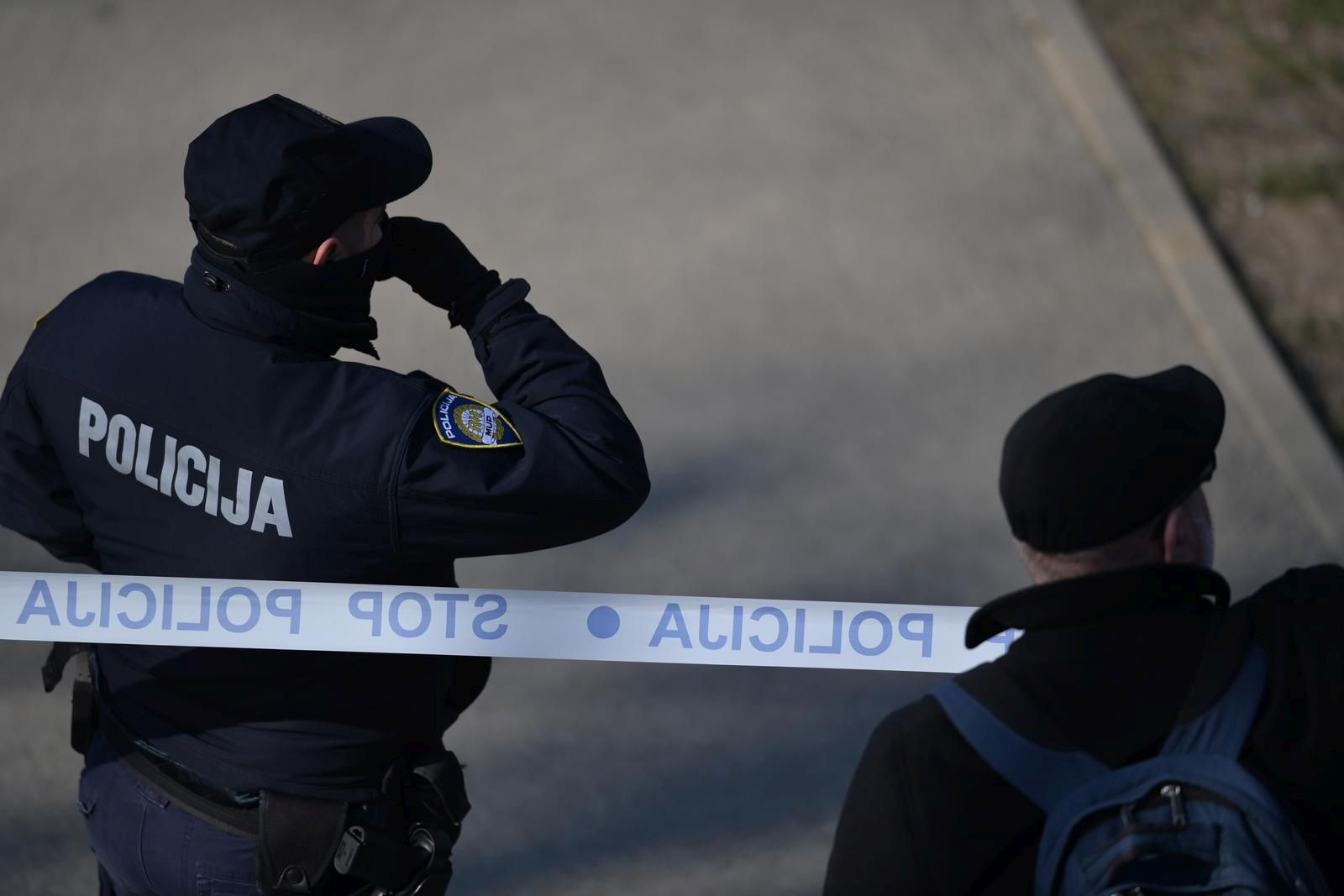 11.03.2022., Zagreb - Policija provodi ocevid nakon pada objekta iz zraka na Jaraunu, a policija je potvrdila da je pronadjen krater te dva padobrana. Policijski sluzbenici osigurali su uzu i siru zonu mjesta dogadjaja gdje se obavlja ocevid uz sudjelovanje svih nadleznih sluzbi. Photo: Igor Soban/PIXSELL