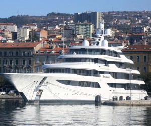 Rijeka, 16.03.2022. - (Fotografija snimljena 02.03.2022.) Jahta "Royal Romance" koja se nalazi na vezu u riječkoj luci, vrijedna 180 milijuna dolara, uz sumnju da pripada jednom ruskom oligarhu i bliskom prijatelju Vladimira Putina u srijedu je blokirana. Za tri jahte u hrvatskim lukama izdane su mjere privremene zabrane korištenja i isplovljavanja zbog osnovane sumnje u povezanost vlasnika s osobama koje su na popisu za sankcije u vezi s ruskom invazijom na Ukrajinu, doznaje se u srijedu u Ministarstvu mora, prometa i infrastrukture. Na fotografiji jahta Royal Romance u riječkoj luci.
foto HINA/ Miljenko KLEPAC/ ml