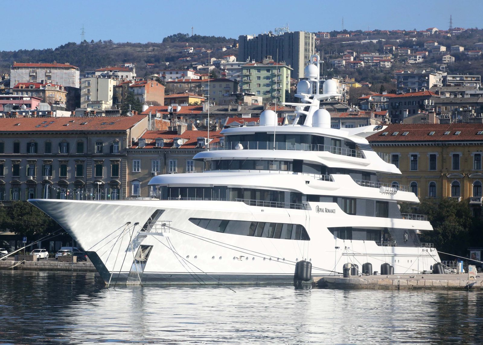 Rijeka, 16.03.2022. - (Fotografija snimljena 02.03.2022.) Jahta "Royal Romance" koja se nalazi na vezu u riječkoj luci, vrijedna 180 milijuna dolara, uz sumnju da pripada jednom ruskom oligarhu i bliskom prijatelju Vladimira Putina u srijedu je blokirana. Za tri jahte u hrvatskim lukama izdane su mjere privremene zabrane korištenja i isplovljavanja zbog osnovane sumnje u povezanost vlasnika s osobama koje su na popisu za sankcije u vezi s ruskom invazijom na Ukrajinu, doznaje se u srijedu u Ministarstvu mora, prometa i infrastrukture. Na fotografiji jahta Royal Romance u riječkoj luci.
foto HINA/ Miljenko KLEPAC/ ml