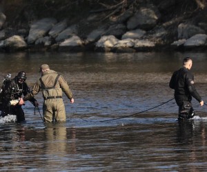 11.03.2022.,Zagreb - Policija provodi ocevid nakon pada objekta iz zraka na Jaraunu, a policija je potvrdila da je pronadjen krater te dva padobrana. Policijski sluzbenici osigurali su uzu i siru zonu mjesta dogadjaja gdje se obavlja ocevid uz sudjelovanje svih nadleznih sluzbiOcevid nakon pada letjelice nastavlja se na rijeci Savi, ronioci izvlace dijelove Photo: Marko Prpic/PIXSELL