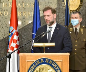 11.03.2022., Zagreb - U Ministarstvu obrane Republike Hrvatske ministar obrane Mario Banozic i nacelnik glavnog stozera Robert Hranj dali su izjave za medije povodom sinocnjeg pada bespilotne letjelice na zagrebacko naselje Jarun. 
 Photo: Davorin Visnjic/PIXSELL
