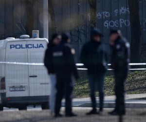 11.03.2022., Zagreb - Policija provodi ocevid nakon pada objekta iz zraka na Jaraunu, a policija je potvrdila da je pronadjen krater te dva padobrana. Policijski sluzbenici osigurali su uzu i siru zonu mjesta dogadjaja gdje se obavlja ocevid uz sudjelovanje svih nadleznih sluzbi. Photo: Igor Soban/PIXSELL