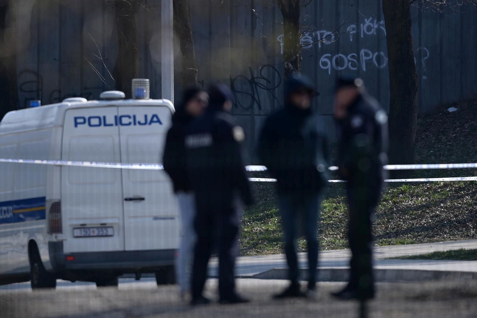 11.03.2022., Zagreb - Policija provodi ocevid nakon pada objekta iz zraka na Jaraunu, a policija je potvrdila da je pronadjen krater te dva padobrana. Policijski sluzbenici osigurali su uzu i siru zonu mjesta dogadjaja gdje se obavlja ocevid uz sudjelovanje svih nadleznih sluzbi. Photo: Igor Soban/PIXSELL