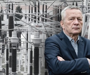 03.05.2016., Plomin Luka - Termoelektrana Plomin je termoelektrana pored Plomina u mjestascu Plomin Luka."nSastoji se od TE Plomin 1 (sagradjene 1969.) i TE Plomin 2 (sagradjene 2000.). To je kondenzacijska termoelektrana s dva bloka, te svaki ima kotao i po jednu parnu turbinu. Pogonsko gorivo je ugljen. Ukupna snaga termoelektrane iznosi oko 330 MW, te prema podacima iz 2007. proizvodi 2 187 GWh elektricne energije (Plomin 1 786, a Plomin 2 1 401). Plomin Luka je odabrana kao lokacija zbog svoje prakticnosti; iako je u vrijeme izgradnje TE Plomin 1 vecina ugljena dolazila iz obliznjeg ugljenokopa, vec tada se dio ugljena dopremao morskim putem."nS visinom od 340 metara, dimnjak TE Plomin najvisa je gradjevina u Hrvatskoj. "nPhoto: Dusko Marusic/PIXSELL