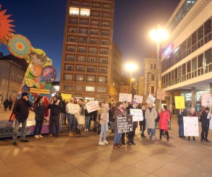Rijeka, 08.03.2022. - Povodom najave o izmjenama i dopunama Zakona o predškolskom odgoju i obrazovanju razne Udruge u Hrvatskoj, na Međunarodni dan žena u Rijeci, na Jadranskom trgu organizirale su prosvjednu akciju "Dijete nije i ne smije biti broj u pravilniku ministra!" a u sklopu Noćnog marša za Osmi mart, Rijeka.
foto HINA/ Miljenko KLEPAC/ mk