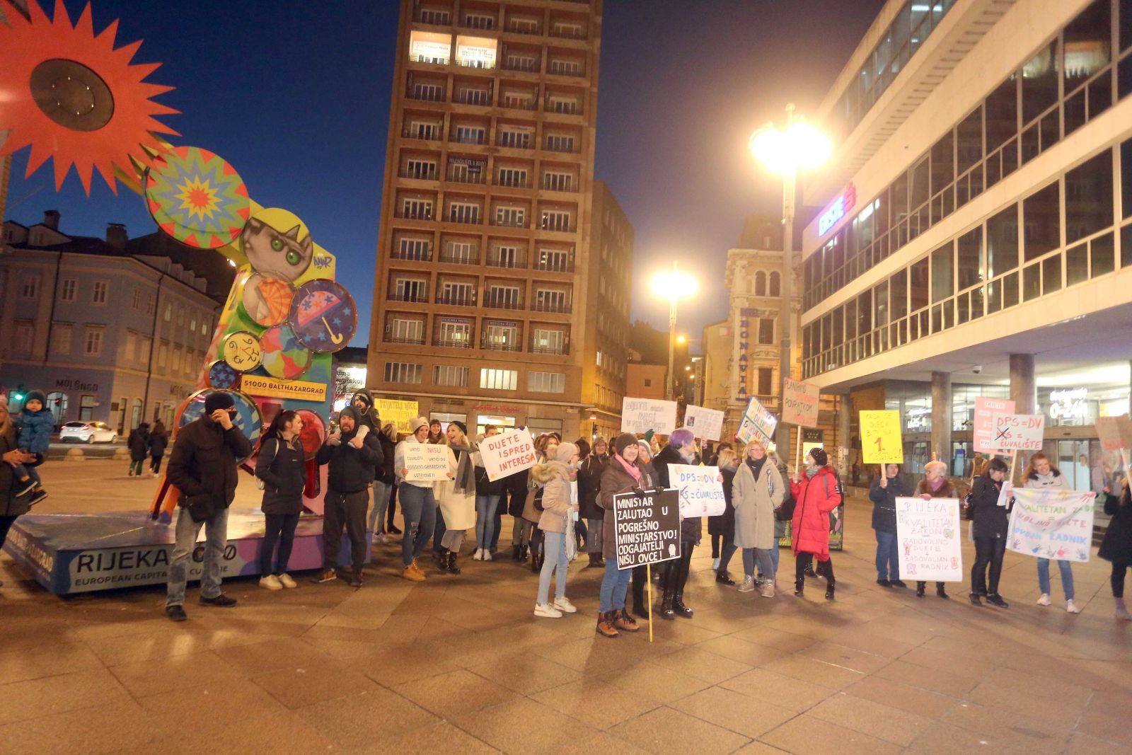 Rijeka, 08.03.2022. - Povodom najave o izmjenama i dopunama Zakona o predškolskom odgoju i obrazovanju razne Udruge u Hrvatskoj, na Međunarodni dan žena u Rijeci, na Jadranskom trgu organizirale su prosvjednu akciju "Dijete nije i ne smije biti broj u pravilniku ministra!" a u sklopu Noćnog marša za Osmi mart, Rijeka.
foto HINA/ Miljenko KLEPAC/ mk