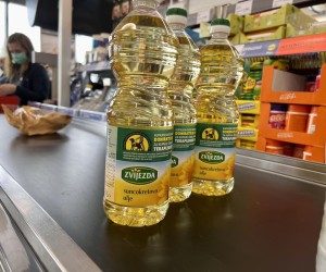 18.03.2022., Zagreb - Kupovina suncokretovog ulja. Direktor Fortenova Grupe Fabris Perusko izjavio je da ce njihov maloprodajni lanac trgovina vjerojatno uvesti ogranicenja u jednokratnoj kupovini ulja, ne zato sto ulja nema, nego da bi sprijecili ubrzanu potrosnju svojih zaliha. Photo: Zeljko Lukunic/PIXSELL