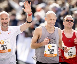 ROTTERDAM - Former speed skater Erben Wennemars and former football player Arjen Robben cross the finish line together during the 41st edition of the NN Marathon Rotterdam on April 10, 2022 in Rotterdam, the Netherlands. KOEN VAN WEEL NN Rotterdam Marathon 2022 xVIxANPxSportx/xxANPxIVx *** ROTTERDAM Former speed skater Erben Wennemars and former football player Arjen Robben cross the finish line together during the 41st edition of the NN Marathon Rotterdam on April 10, 2022 in Rotterdam, the Netherlands KOEN VAN WEEL NN Rotterdam Marathon 2022 xVIxANPxSportx xxANPxIVx 446897361 originalFilename: 446897361.jpg
