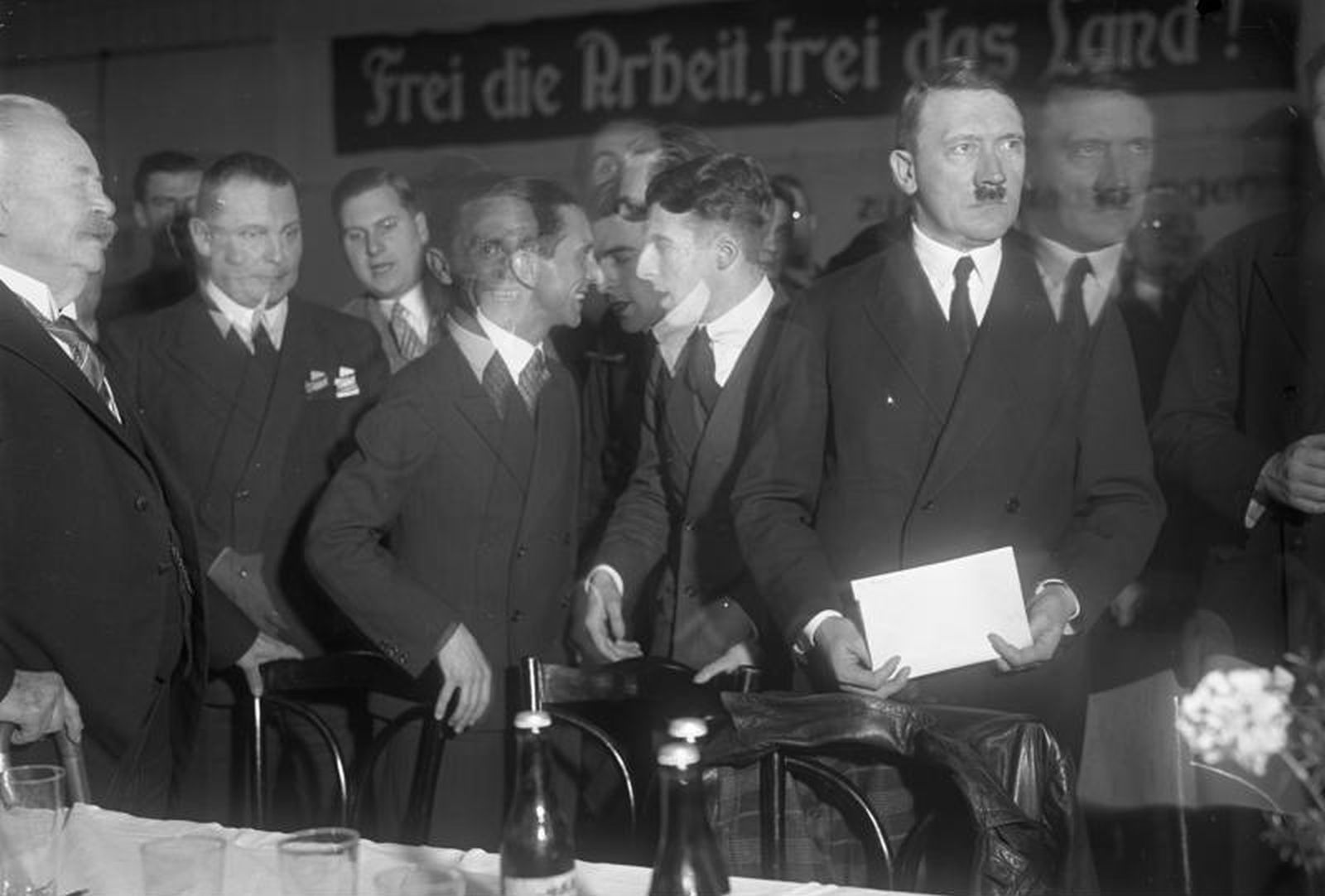 Adolf Hitler, der Führer der Nationalsozialisten, spricht vor Zehntausenden in Berlin !
Adolf Hitler während seiner Rede in der grossen Tennishalle am Fehrbelliner Platz in Berlin.