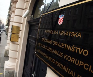 Zagreb, 30.12.2009 - U najnovijoj antikorupcijskoj akciji "Bankomat" kojoj su na meti trojica bivih èelnika Hrvatske potanske banke (HPB) uhiæena su i èetvorica poduzetnika, Boris imuniæ (32) iz Zagreba, Svetimir Gade (37) iz Gruda, Oliver Beidenegl (36) iz Ploèa i Ivan Galiæ (49) iz Drvenika koji su od te banke, kako sumnjaju u USKOK-u, nezakonito dobili kredite u iznosu veæem od 170 milijuna kuna. Policija je jutros u Zagrebu te na splitskom i dubrovaèkom podruèju uhitila petoricu osumnjièenih, a naknadno im se prijavio i esti, dok je posljednji, donedavni predsjednik Uprave HPB-a Josip Protega, za sada nedostupan jer je izvan Hrvatske. U USKOK-u su poslijepodne poèeli s ispitivanjem dvojice Proteginih kolega, biveg predsjednika Uprave i direktora financija HPB-a Marija Kiriniæa te biveg èlana Uprave Ivana Sladonje. Oèekuje se da æe nakon njih na red doæi i èetvorica poduzetnika kojima je HPB navodno od poèetka 2006. do kolovoza ove godine nezakonito odobrila nenamjenske kredite u iznosu veæem od 170 milijuna kuna, bez odgovarajuæih pokriæa, odnosno osiguranja plaæanja kredita. Na slici tabla USKOK-a na ulazu u sjedite Ureda za suzbijanje korupcije i organiziranog kriminaliteta.
foto FaH/ Damir SENÈAR /ds