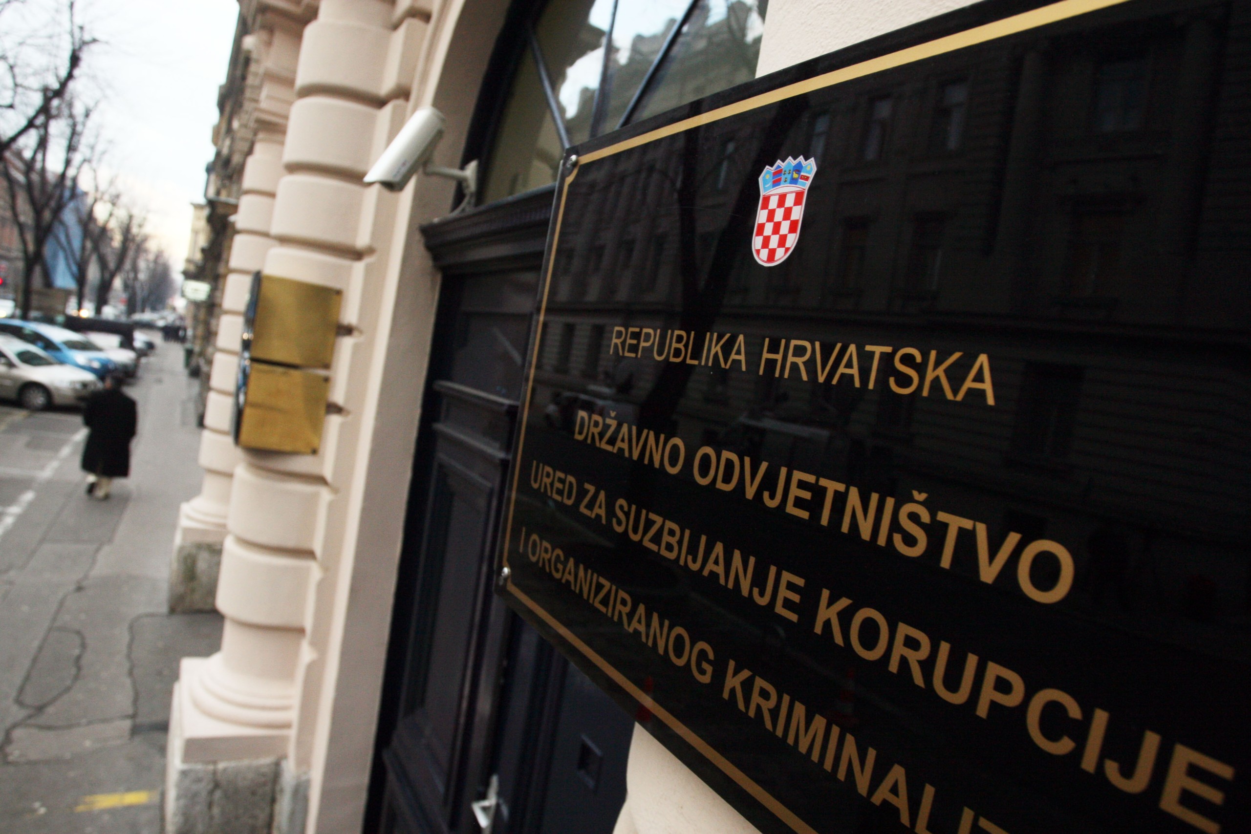 Zagreb, 30.12.2009 - U najnovijoj antikorupcijskoj akciji "Bankomat" kojoj su na meti trojica bivih èelnika Hrvatske potanske banke (HPB) uhiæena su i èetvorica poduzetnika, Boris imuniæ (32) iz Zagreba, Svetimir Gade (37) iz Gruda, Oliver Beidenegl (36) iz Ploèa i Ivan Galiæ (49) iz Drvenika koji su od te banke, kako sumnjaju u USKOK-u, nezakonito dobili kredite u iznosu veæem od 170 milijuna kuna. Policija je jutros u Zagrebu te na splitskom i dubrovaèkom podruèju uhitila petoricu osumnjièenih, a naknadno im se prijavio i esti, dok je posljednji, donedavni predsjednik Uprave HPB-a Josip Protega, za sada nedostupan jer je izvan Hrvatske. U USKOK-u su poslijepodne poèeli s ispitivanjem dvojice Proteginih kolega, biveg predsjednika Uprave i direktora financija HPB-a Marija Kiriniæa te biveg èlana Uprave Ivana Sladonje. Oèekuje se da æe nakon njih na red doæi i èetvorica poduzetnika kojima je HPB navodno od poèetka 2006. do kolovoza ove godine nezakonito odobrila nenamjenske kredite u iznosu veæem od 170 milijuna kuna, bez odgovarajuæih pokriæa, odnosno osiguranja plaæanja kredita. Na slici tabla USKOK-a na ulazu u sjedite Ureda za suzbijanje korupcije i organiziranog kriminaliteta.
foto FaH/ Damir SENÈAR /ds