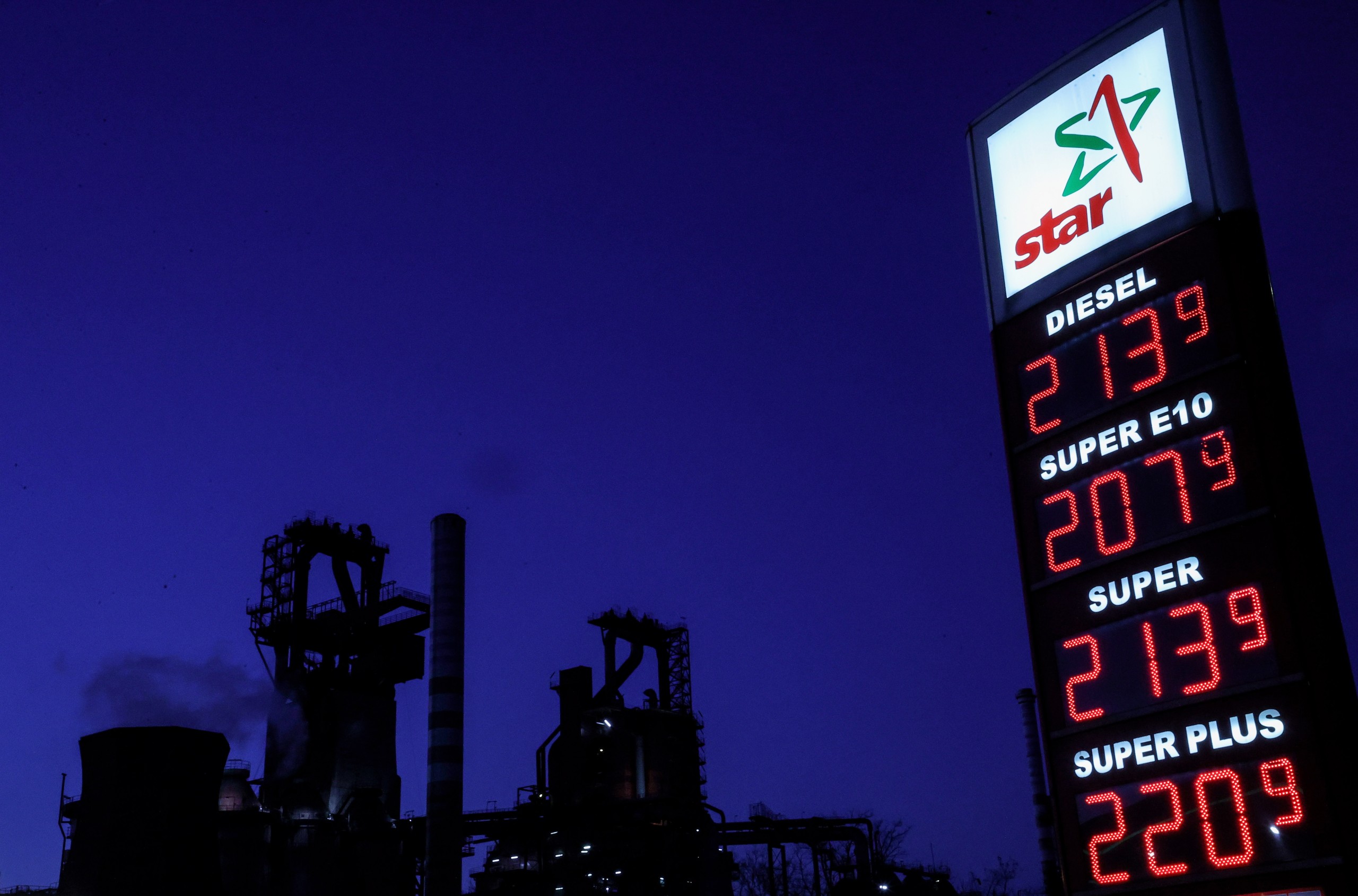 epa09811085 A display shows prices for various automotive fuels at a gas station in Duisburg, Germany, 08 March 2022. Gasoline prices are at an unprecedented level, the reason being the increase in the price of crude oil, which is due to the war in Ukraine.  EPA/FRIEDEMANN VOGEL