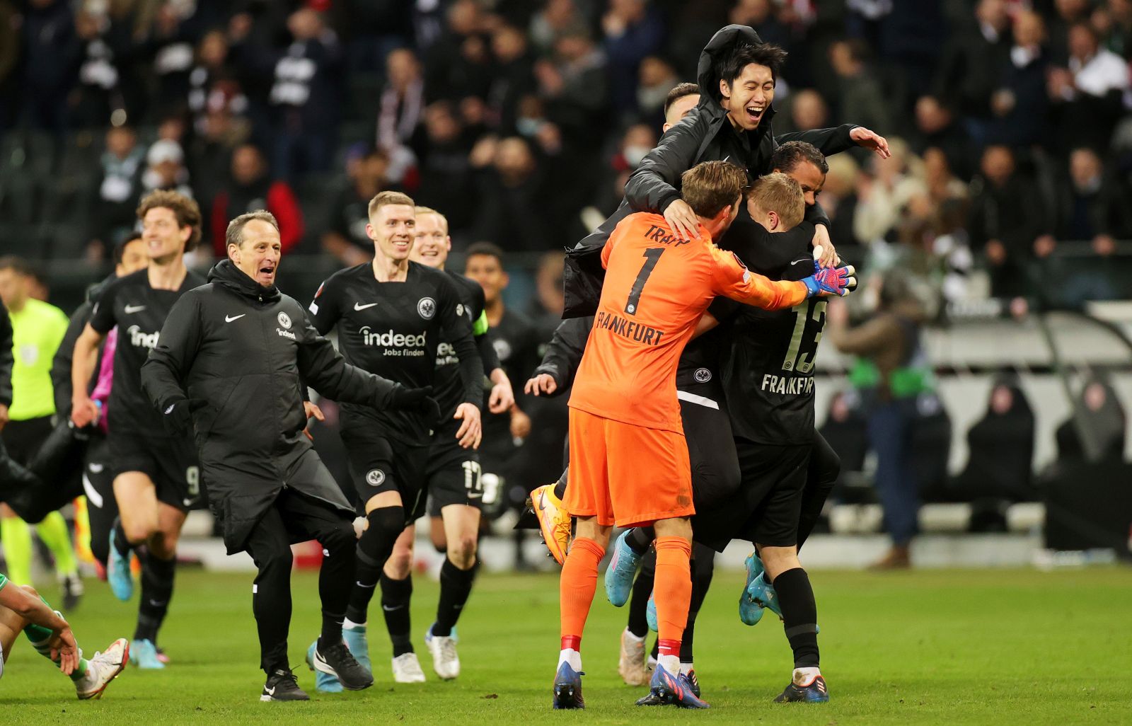 epa09832596 Players of Frankfurt celebrate at the final whistle of the UEFA Europa League round of 16, second leg soccer match between Eintracht Frankfurt and Real Betis in Frankfurt am Main, Germany, 17 March 2022. The match ended 1-1 and Eintracht Frankfurt advanced 3-2 on aggregate.  EPA/FRIEDEMANN VOGEL