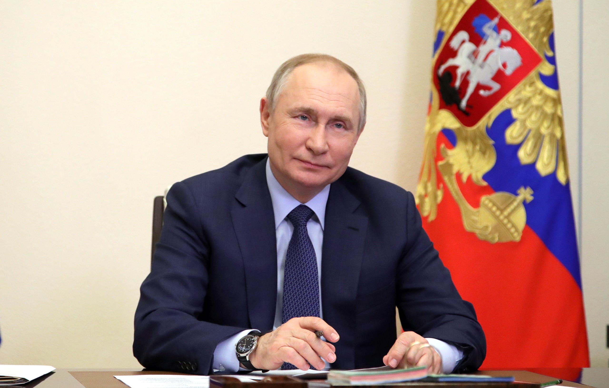 epa09848805 Russian President Vladimir Putin meets with the winners of the 2021 Presidential Prize for young cultural workers and with Presidential Prize winners in the field of literature and art for works for children and youth in 2021 via teleconference call, in Novo-Ogaryovo state residence outside Moscow, Russia, 25 March 2022.  EPA/MIKHAIL KLIMENTYEV / KREMLIN / SPUTNIK / POOL MANDATORY CREDIT