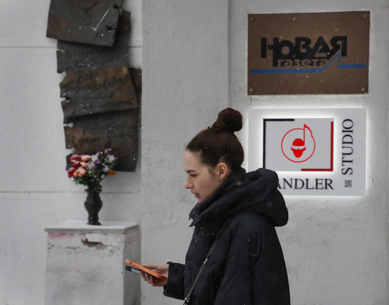 epa09856004 A woman walks pass a building housing the head office of the Novaya Gazeta newspaper in Moscow, Russia, 28 March 2022. Novaya Gazeta announced on 28 March 2022 that after two written warning received from the Russian federal agency Roskomnadzor responsible for supervision of communications, information technology and mass media, the Novaya Gazeta is suspending its publications online and on paper until the end of 'the special operation in Ukraine'. On 24 February Russian troops had entered Ukrainian territory in what the Russian president declared a 'special military operation', resulting in fighting and destruction in the country, a huge flow of refugees, and multiple sanctions against Russia.  EPA/YURI KOCHETKOV
