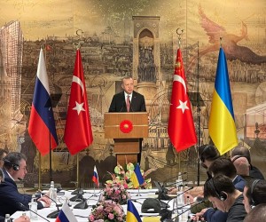 epa09857312 A handout photo made available by the Ukrainian Presidential Press Service shows Turkish President Erdogan (C, back) addressing the Russian (L) and Ukrainian (R) delegations before their talks, at Dolmabahce Palace in Istanbul, Turkey, 29 March 2022. Delegations from Russia and Ukraine are due to resume face-to-face talks in Istanbul on the day.  EPA/UKRAINIAN PRESIDENTIAL PRESS SERVICE HANDOUT -- BEST QUALITY AVAILABLE -- MANDATORY CREDIT: UKRAINIAN PRESIDENTIAL PRESS SERVICE -- HANDOUT EDITORIAL USE ONLY/NO SALES