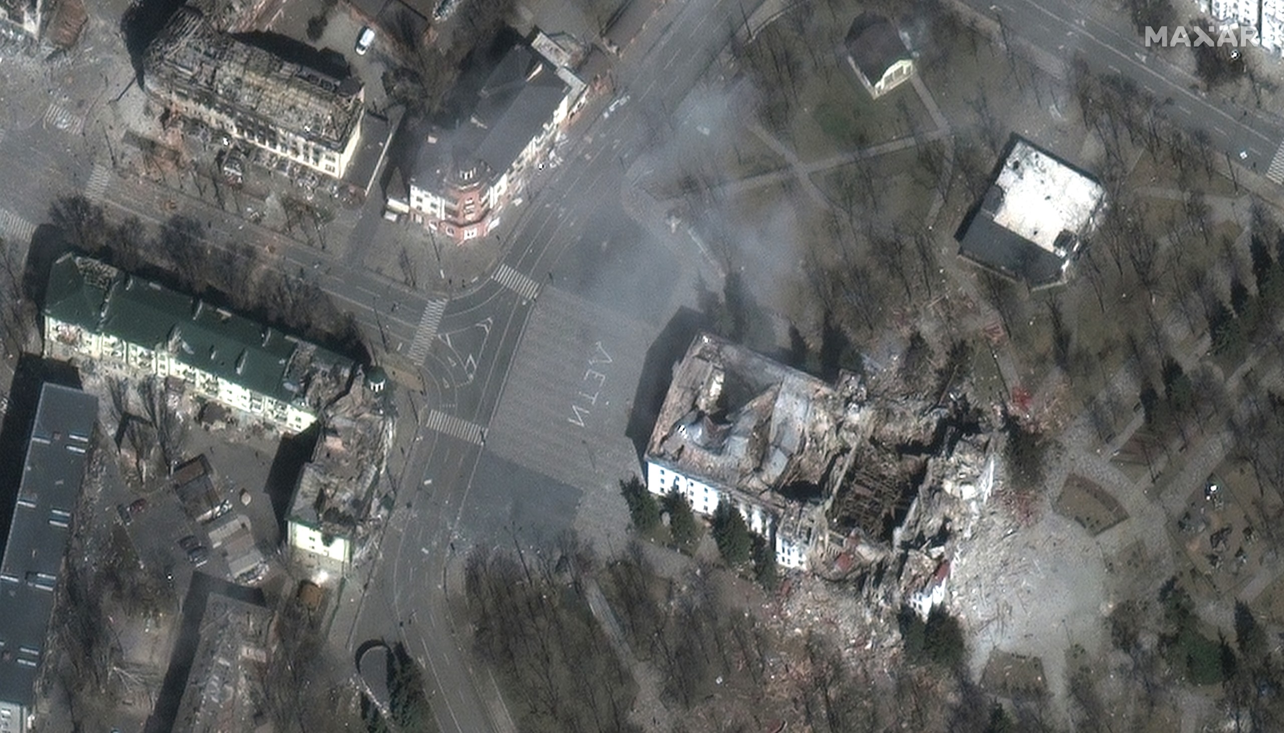 epa09859618 A handout satellite image made available by Maxar Technologies shows a close up of Mariupol theater and nearby buildings, Mariupol, Ukraine, 29 March 2022.  EPA/MAXAR TECHNOLOGIES HANDOUT -- MANDATORY CREDIT: SATELLITE IMAGE 2022 MAXAR TECHNOLOGIES -- THE WATERMARK MAY NOT BE REMOVED/CROPPED -- HANDOUT EDITORIAL USE ONLY/NO SALES