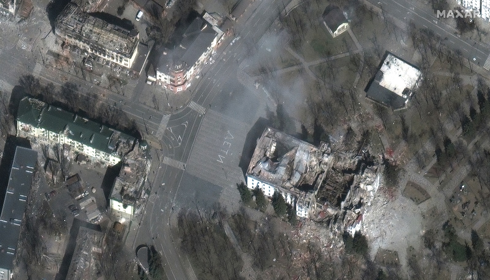 epa09859618 A handout satellite image made available by Maxar Technologies shows a close up of Mariupol theater and nearby buildings, Mariupol, Ukraine, 29 March 2022.  EPA/MAXAR TECHNOLOGIES HANDOUT -- MANDATORY CREDIT: SATELLITE IMAGE 2022 MAXAR TECHNOLOGIES -- THE WATERMARK MAY NOT BE REMOVED/CROPPED -- HANDOUT EDITORIAL USE ONLY/NO SALES