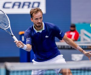 epa09862506 Daniil Medvedev of Russia in action against Hubert Hurkacz of Poland during a quarterfinal round match of the Miami Open tennis tournament at Hard Rock Stadium in Miami Gardens, Florida, USA, 31 March 2022.  EPA/ERIK S. LESSER