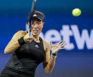 epa09863026 Jessica Pegula of the US in action against Iga Swiatek of Poland during a semifinal round match of the Miami Open tennis tournament at Hard Rock Stadium in Miami Gardens, Florida, USA, 31 March 2022.  EPA/ERIK S. LESSER