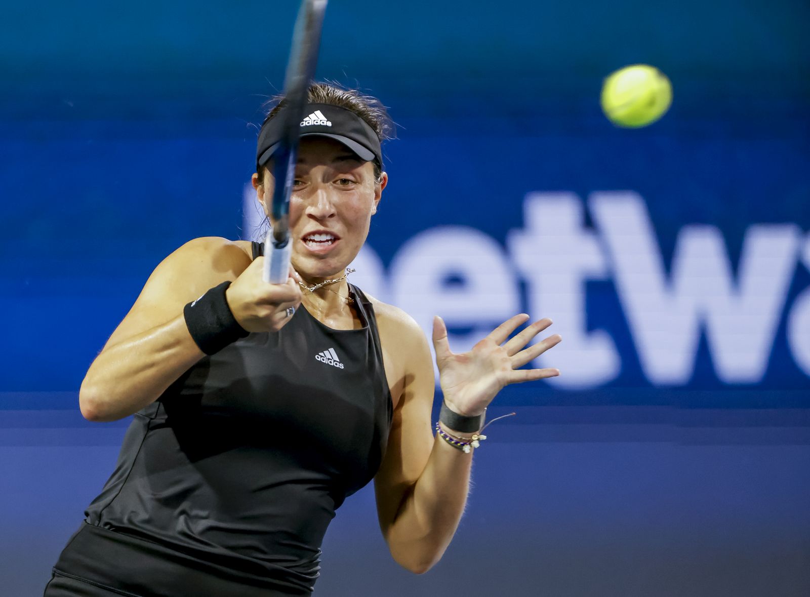 epa09863026 Jessica Pegula of the US in action against Iga Swiatek of Poland during a semifinal round match of the Miami Open tennis tournament at Hard Rock Stadium in Miami Gardens, Florida, USA, 31 March 2022.  EPA/ERIK S. LESSER