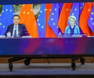 epa09863230 Chinese Premier Li Keqiang (L) and European Commission President Ursula von der Leyen (R) speak via video-conference with European Council President Charles Michel, and European Union foreign policy chief Josep Borrell, during an EU China summit at the European Council building in Brussels, Belgium, 01 April 2022.  EPA/OLIVIER MATTHYS / POOL