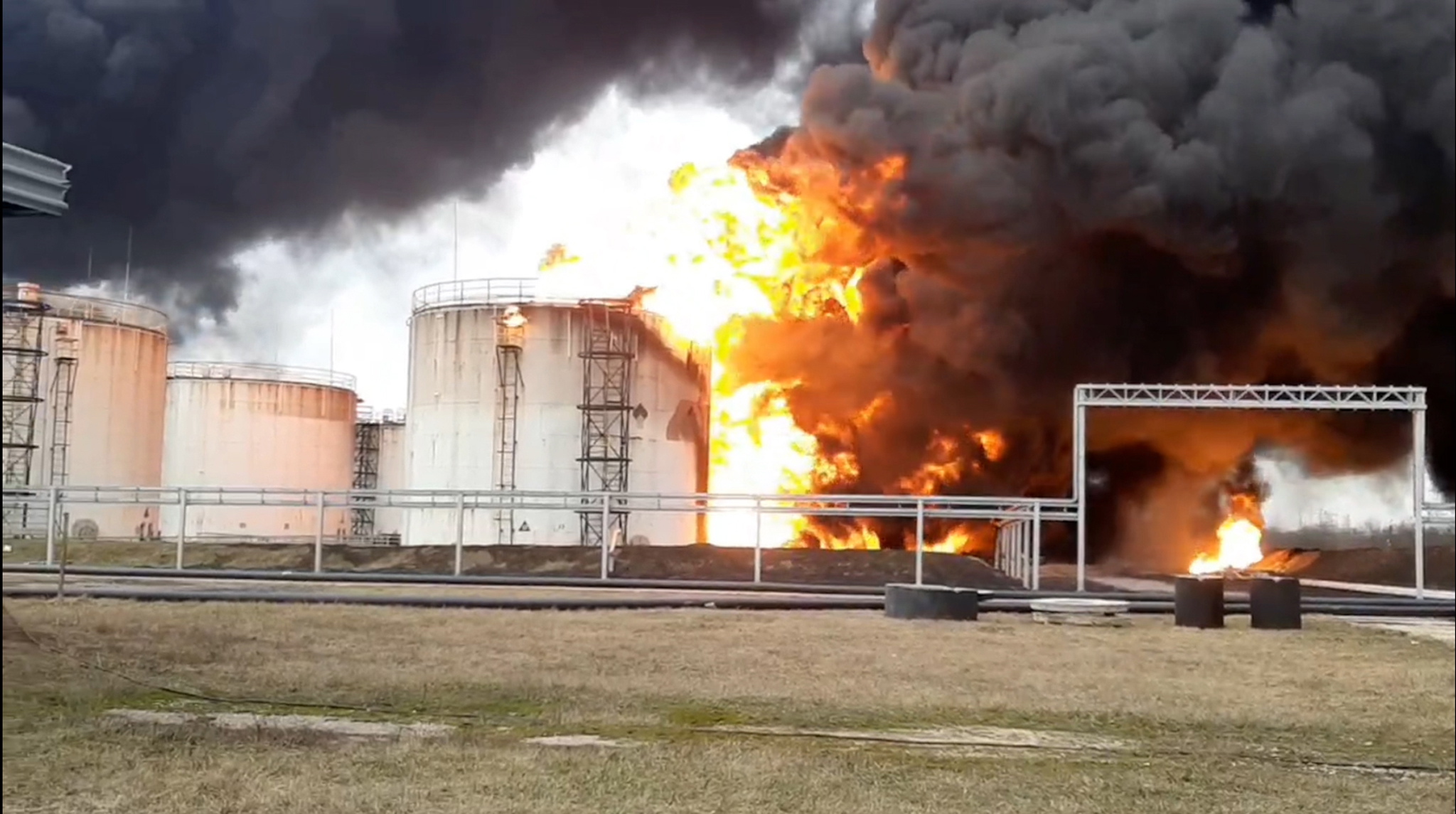 epa09863213 A handout photo made available by the press service of the Russian Ministry for Civil Defence, Emergencies and Elimination of Consequences of Natural Disasters (EMERCOM of Russia) shows the site of a fire at the oil depot in the city of Belgorod, Russia, 01 April 2022. According to the Belgorod Region Governor, the fire at the oil depot was caused by an Ukrainian airstrike.  EPA/EMERCOM OF RUSSIA PRESS SERVICE / HANDOUT MANDATORY CREDIT/BEST QUALITY AVAILABLE HANDOUT EDITORIAL USE ONLY/NO SALES