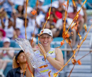 epaselect epa09866507 Iga Swiatek of Poland holds the Butch Buchholz Trophy after defeating Naomi Osaka of Japan in the women's singles final  match of the Miami Open tennis tournament at Hard Rock Stadium in Miami Gardens, Florida, USA, 02 April 2022.  EPA/ERIK S. LESSER