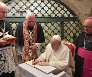 epa09867116 A handout picture provided by the Vatican Media shows Pope Francis (2-R) in the Grotta of St. Paul at the Basilica di San Paolo in Rabat in Malta, 03 April 2022, where, according to Christian tradition, the Apostle Paul was shipwrecked in the year 60 AD and performed several miracles.  EPA/VATICAN MEDIA HANDOUT  HANDOUT EDITORIAL USE ONLY/NO SALES