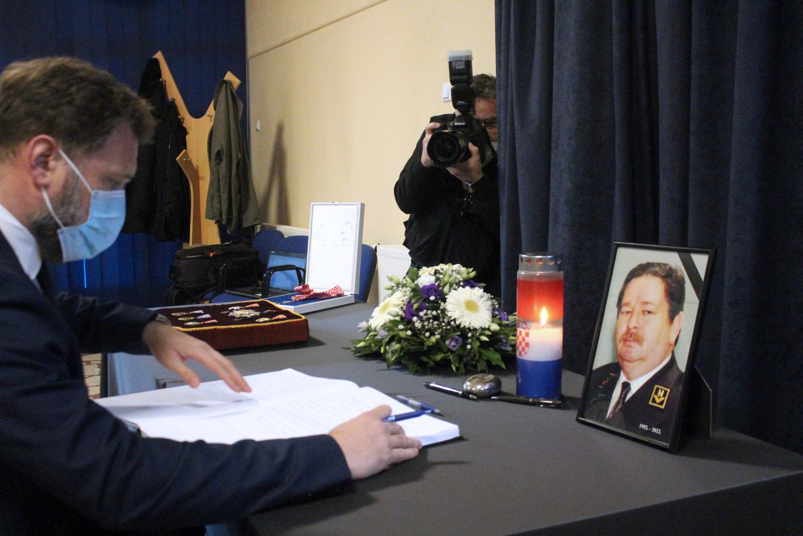 Virovitica, 3.4.2022.- Komemoracija povodom smrti generala umirovljenog general-pukovnika Hrvatske vojske i biveg saborskog zastupnika Ðuru Deèaka odrana je u Centru kulture u Virovitici. Na slici Mario Banoiæ. 
foto HINA/ ua