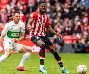 epa09867492 Athletic Club Bilbao's forward Inaki Williams (R) in action against Elche's defender Pedro Bigas (L) during the Spanish LaLiga soccer match Athletic Club Bilbao vs Elche at San Mames Stadium, in Bilbao, Basque Country, northern Spain, 03 April 2022.  EPA/Javier Zorrilla