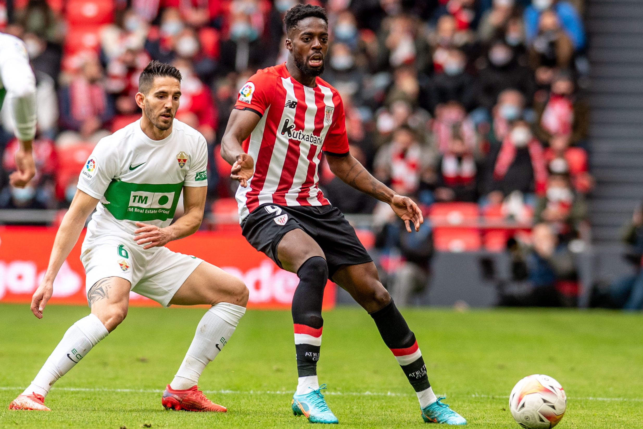 epa09867492 Athletic Club Bilbao's forward Inaki Williams (R) in action against Elche's defender Pedro Bigas (L) during the Spanish LaLiga soccer match Athletic Club Bilbao vs Elche at San Mames Stadium, in Bilbao, Basque Country, northern Spain, 03 April 2022.  EPA/Javier Zorrilla