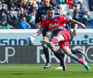 epa09867549 Napoli’s Matteo Politano scores the 0-2 goal during the Italian Serie A soccer match Atalanta BC vs SSC Napoli at the Gewiss Stadium in Bergamo, Italy, 03 April 2022.  EPA/PAOLO MAGNI