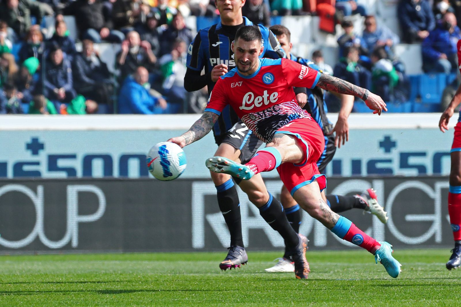 epa09867549 Napoli’s Matteo Politano scores the 0-2 goal during the Italian Serie A soccer match Atalanta BC vs SSC Napoli at the Gewiss Stadium in Bergamo, Italy, 03 April 2022.  EPA/PAOLO MAGNI