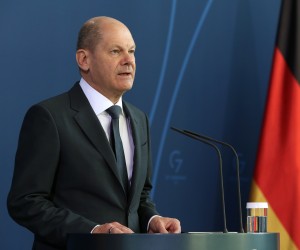 epa09868041 German Federal Chancellor Olaf Scholz speaks to the press in the federal Chancellery about an alleged massacre of Ukrainian civilians in the town of Bucha amidst the ongoing war in Ukraine, in Berlin, Germany, 03 April 2022. The incident near the Ukrainian capital of Kyiv, of which officials say evidence is mounting, was a 'deliberate massacre', said the country's foreign minister on 03 April.  EPA/ADAM BERRY / POOL