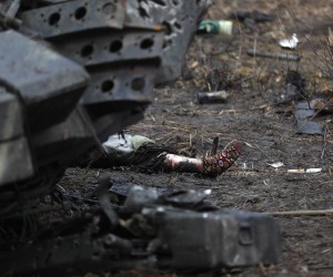 epa09868262 A body of Russian soldier lies next to a burned  tank in the village of Dmitrivka near Kyiv, Ukraine, 03 April 2022. Dmitrivka and the area around had recently been recaptured by the Ukrainian army from Russian forces. On 24 February, Russian troops had entered Ukrainian territory in what the Russian president declared a 'special military operation', resulting in fighting and destruction in the country, a huge flow of refugees, and multiple sanctions against Russia.  EPA/ATEF SAFADI ATTENTION EDITORS: GRAPHIC CONTENT