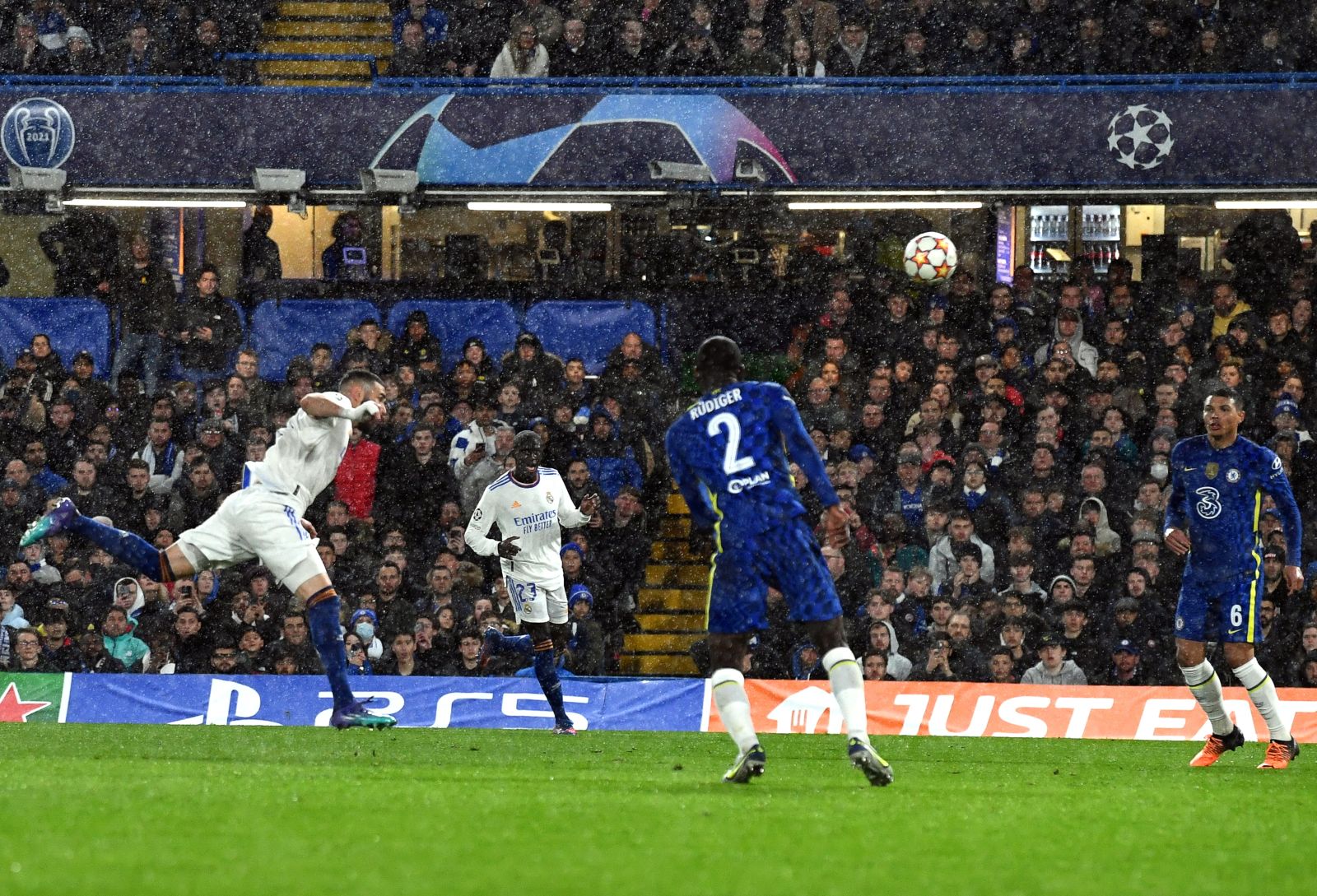 epa09874358 Real Madrid's Karim Benzema (L) scores the 1-0 lead during the UEFA Champions League quarter final, first leg soccer match between Chelsea FC and Real Madrid in London, Britain, 06 April 2022.  EPA/NEIL HALL
