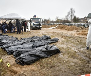 epa09878617 Forensic police officers exhume bodies from a mass grave discovered in Bucha, outskirts of Kyiv (Kiev), Ukraine, 08 April 2022. Ukrainian authorities say that over 400 bodies were discovered following the Russian army’s retreat from towns surrounding Kyiv, prompting international calls for a probe into possible war crimes committed by Russia.  EPA/OLEG PETRASYUK