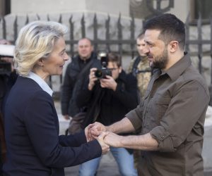 epa09878936 A handout photo made available by Ukrainian Presidential Press Service shows EU Commission President Ursula von der Leyen (L) shakes hands with Ukrainian President Volodymyr Zelensky (R), during their meeting in Kyiv (Kiev), Ukraine, 08 April 2022. Von der Leyen and Borrell arrived to Ukraine amidst the Russian invasion.  EPA/UKRANIAN PRESIDENTIAL PRESS SERVICE / HANDOUT  HANDOUT EDITORIAL USE ONLY/NO SALES