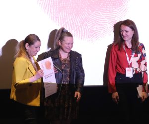 Zagreb, 09.04.2022 - Dodjela nagrada Međunarodnoga festivala dokumentarnog filma ZagrebDox. Na festivalu je prikazano 86 dokumentarnih ostvarenja u 11 programa. Njih 20 natjecalo se za Velike pečate u međunarodnoj konkurenciji, a 17 u regionalnoj. Na fotografiji Posebno priznanje dobila je Vedrana Pribačić za film Veče od traume.
foto HINA/ Admir BULJUBAŠIĆ/ abu