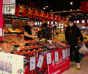 epa09884226 A man purchases fruits at a store in Beijing, China, 11 April 2022. China's consumer price index (CPI), a gauge for inflation, rose 1.5 percent year on year in March, up from 0.9 percent growth in February. The increase is driven by the rising cost of global commodities as well as epidemic outbreaks, the National Bureau of Statistics (NBS) said.  EPA/MARK R. CRISTINO