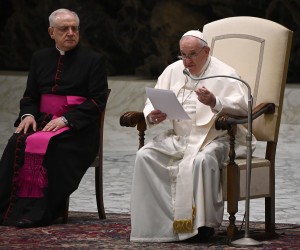 epa09887453 Pope Francis (R) leads the weekly general audience in the Paul VI Audience Hall, Vatican City, 13 April 2022.  EPA/RICCARDO ANTIMIANI