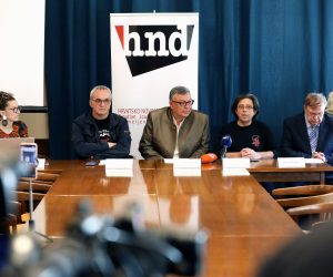 Zagreb, 13.04.2022. - Konferencija za medije Hrvatskog novinarskog drutva (HND) o "teroru SLAPP-tubama" i seriji tubi koje su protiv novinara i medija podnijeli saborska zastupnica Romana Nikoliæ i predsjednik upanijskog suda u Osijeku Zvonko Vrban. Na fotografiji glavna tajnica HND-a Ema Tarabochia Veriæ, predsjednik Hrvoje Zovko, potpredsjednici Branko Mijiæ i Goran Gazdek, odvjetnik Boris Kozjak. foto HINA/ Lana SLIVAR DOMINIÆ/ lsd