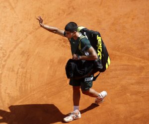 epa09887760 Carlos Alcaraz of Spain leaves the court after losing his second round match against Sebastian Korda of US at the Monte-Carlo Rolex Masters tennis tournament in Roquebrune Cap Martin, France, 13 April 2022.  EPA/SEBASTIEN NOGIER